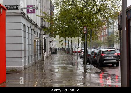 Cork, Irlanda. 17 Aprile 2020. Forte pioggia a Cork City. Un centro commerciale deserto del Sud. Una città vuota di Cork oggi sia dalla chiusura che dalle previsioni di pioggia pesante durante il giorno, chiunque che abbia dovuto sfidare la città oggi è stato incontrato con le docce torrenziali. Credit: Damian Coleman/Alamy Live News Foto Stock