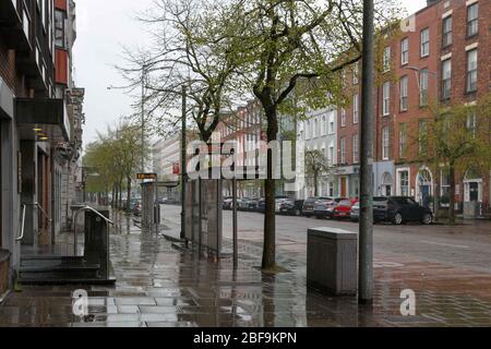 Cork, Irlanda. 17 Aprile 2020. Forte pioggia a Cork City. Un centro commerciale deserto del Sud. Una città vuota di Cork oggi sia dalla chiusura che dalle previsioni di pioggia pesante durante il giorno, chiunque che abbia dovuto sfidare la città oggi è stato incontrato con le docce torrenziali. Credit: Damian Coleman/Alamy Live News Foto Stock