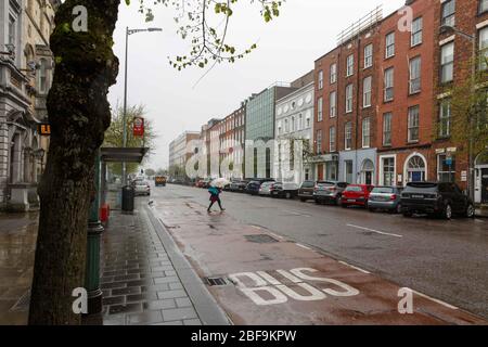 Cork, Irlanda. 17 Aprile 2020. Forte pioggia a Cork City. Una città vuota di Cork oggi sia dalla chiusura che dalle previsioni di pioggia pesante durante il giorno, chiunque che abbia dovuto sfidare la città oggi è stato incontrato con le docce torrenziali. Credit: Damian Coleman/Alamy Live News Foto Stock