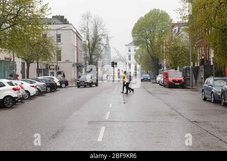 Cork, Irlanda. 17 Aprile 2020. Forte pioggia a Cork City. Una città vuota di Cork oggi sia dalla chiusura che dalle previsioni di pioggia pesante durante il giorno, chiunque che abbia dovuto sfidare la città oggi è stato incontrato con le docce torrenziali. Credit: Damian Coleman/Alamy Live News Foto Stock