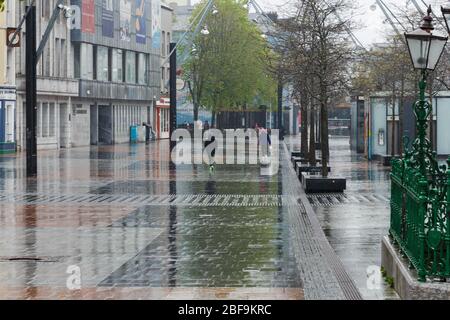 Cork, Irlanda. 17 Aprile 2020. Forte pioggia a Cork City. Una città vuota di Cork oggi sia dalla chiusura che dalle previsioni di pioggia pesante durante il giorno, chiunque che abbia dovuto sfidare la città oggi è stato incontrato con le docce torrenziali. Credit: Damian Coleman/Alamy Live News Foto Stock