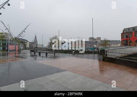 Cork, Irlanda. 17 Aprile 2020. Forte pioggia a Cork City. Una città vuota di Cork oggi sia dalla chiusura che dalle previsioni di pioggia pesante durante il giorno, chiunque che abbia dovuto sfidare la città oggi è stato incontrato con le docce torrenziali. Credit: Damian Coleman/Alamy Live News Foto Stock