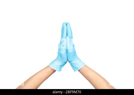 Anjali Mudra o Namaste gesto in lattice blu monouso chirurgico segno con guanti contro sfondo bianco. Mano in un guanto in lattice isolato su bianco. Ho Foto Stock
