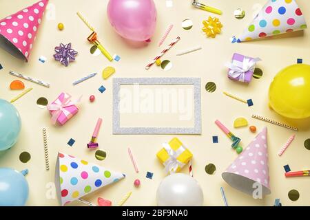 Composizione di compleanno su sfondo a colori Foto Stock