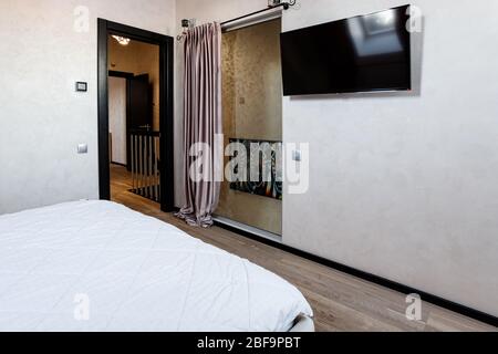 Interni eleganti e moderni della camera con un letto grande e confortevole Foto Stock
