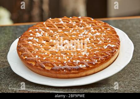 Vlaai, una torta tradizionale della regione del Limburgo dei Paesi Bassi. Questo tipo di torta è tipicamente riempito con ciliegia o albicocca Foto Stock
