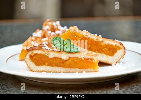 Pezzi di Vlaai, una torta tradizionale della regione del Limburgo dei Paesi Bassi. Questo tipo di torta è tipicamente riempito con ciliegia o albicocca Foto Stock