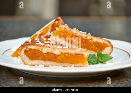 Pezzi di Vlaai, una torta tradizionale della regione del Limburgo dei Paesi Bassi. Questo tipo di torta è tipicamente riempito con ciliegia o albicocca Foto Stock