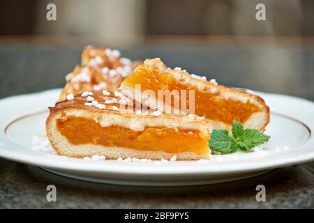 Pezzi di Vlaai, una torta tradizionale della regione del Limburgo dei Paesi Bassi. Questo tipo di torta è tipicamente riempito con ciliegia o albicocca Foto Stock