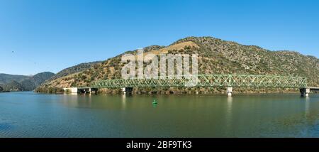 Vista valle Douro vicino al ponte Ferradosa a Sao Xisto situato in vale de Figueira, Sao Joao da Pesqueira comune, il villaggio è dominato da Foto Stock