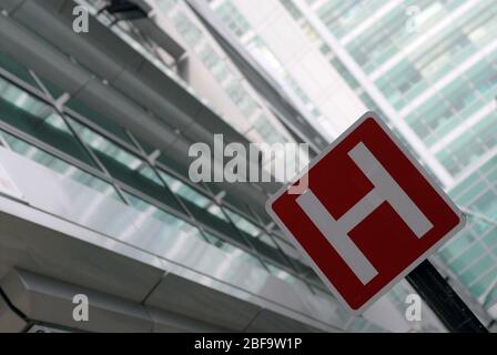 Cartello universale dell'ospedale all'esterno dell'University College Hospital, Londra Foto Stock