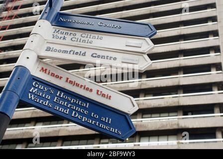 Indicazioni fuori dal Guy's Hospital. Guy's Hospital è un grande ospedale NHS nel quartiere di Southwark nel centro di Londra. È amministrativamente una parte di G. Foto Stock