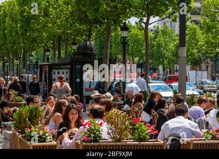 Ristorante sull'Avenue des Champs Elysees, Parigi, Francia Foto Stock