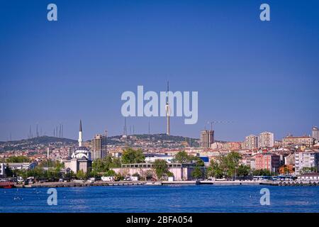 Trasmettitore televisivo Camlica Hill di Istanbul. La Torre della TV. Foto Stock