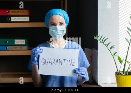 La dottoressa in uniforme blu dichiara la quarantena Foto Stock