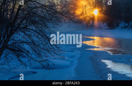 Alba su una mattina frigid sulla forcella est del fiume Chippewa. Foto Stock