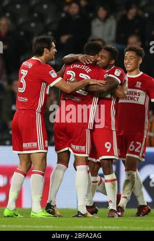 KINGSTON UPON HULL, REGNO UNITO. Britt Assombalonga di Middlesbrough celebra con Cyrus Christie, George Friend e Marcus Tavernier dopo aver segnato il loro secondo gol durante la partita del Campionato Sky Bet tra Hull City e Middlesbrough allo stadio KC, Kingston upon Hull martedì 31 ottobre 2017. (Credit: Mark Fletcher | MI News) Foto Stock