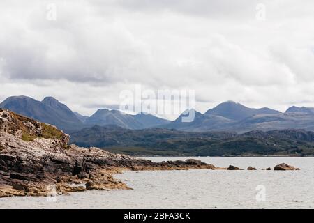 Vista verso Beinn Alligin a Torridon dalla spiaggia di Big Sands vicino a Gairloch, Wester Ross, Highland, Scozia, Regno Unito. Foto Stock