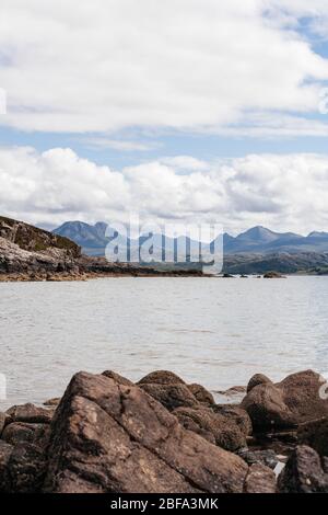 Vista verso Beinn Alligin a Torridon dalla spiaggia di Big Sands vicino a Gairloch, Wester Ross, Highland, Scozia, Regno Unito. Foto Stock