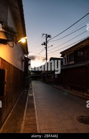 Area di conservazione del paesaggio di Takehara nel crepuscolo. Le strade fiancheggiate da vecchi edifici da Edo, periodi Meiji, una popolare attrazione turistica a Takehara Foto Stock