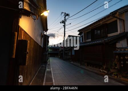 Area di conservazione del paesaggio di Takehara nel crepuscolo. Le strade fiancheggiate da vecchi edifici da Edo, periodi Meiji, una popolare attrazione turistica a Takehara Foto Stock