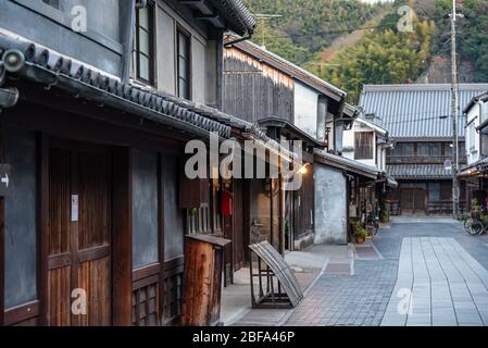 Area di conservazione del paesaggio di Takehara nel crepuscolo. Le strade fiancheggiate da vecchi edifici da Edo, periodi Meiji, una popolare attrazione turistica a Takehara Foto Stock