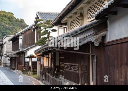 Area di conservazione del paesaggio di Takehara nel crepuscolo. Le strade fiancheggiate da vecchi edifici da Edo, periodi Meiji, una popolare attrazione turistica a Takehara Foto Stock