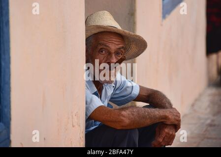 Vecchio fumatore di sigari, Trinidad, Cuba Foto Stock