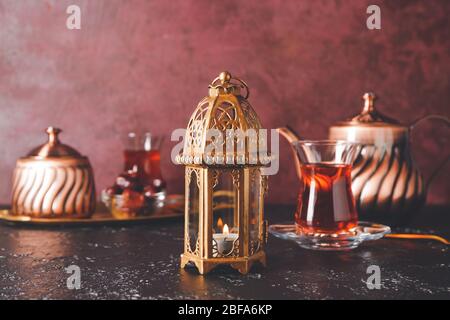 Lampada musulmana con tè sul tavolo Foto Stock