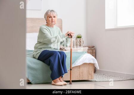 Donna anziana che soffre di disabilità mentale a casa Foto Stock