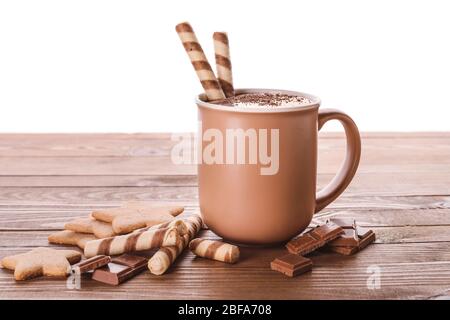 Tazza di cioccolata calda e biscotti sul tavolo su sfondo bianco Foto Stock