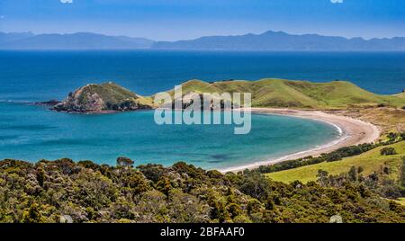 Port Jackson Bay e Campsite, Cape Colville, Great Barrier Island in Distance, Coromandel Peninsula, Waikato Region, North Island, Nuova Zelanda Foto Stock