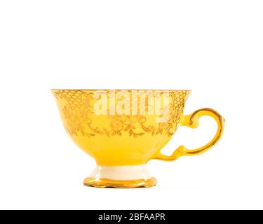 Una tazza da tè vintage dai colori vivaci con un elegante design floreale in oro. Design retrò e kitsch. Isolato su sfondo bianco. Foto Stock