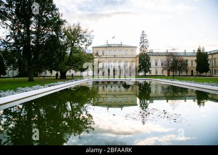 Pulawy, Polonia - 30 OTTOBRE 2019: Palazzo barocco Czartoryski a Pulawy sul fiume Vistola costruito 1671-1679, Polonia Foto Stock