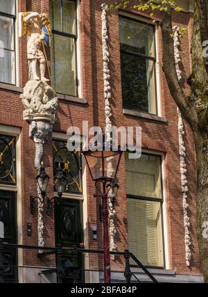 Tipiche case sui canali di Amsterdam, Olanda Foto Stock