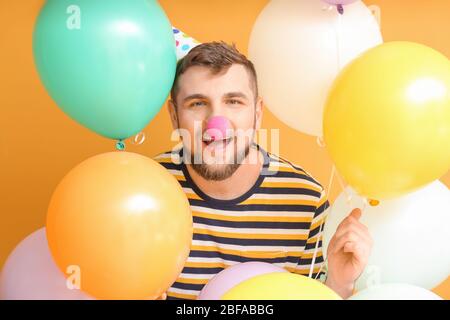 Bell'uomo che celebra il compleanno su sfondo colorato Foto Stock