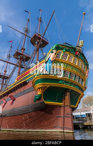 Dietro la nave VOC allo Scheepvaartmuseum di Amsterdam. Questa nave è una replica esatta di quella che è stata distrutta in una tempesta nel 1749 Foto Stock