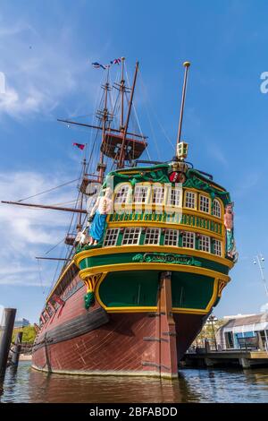 Dietro la nave VOC allo Scheepvaartmuseum di Amsterdam. Questa nave è una replica esatta di quella che è stata distrutta in una tempesta nel 1749 Foto Stock