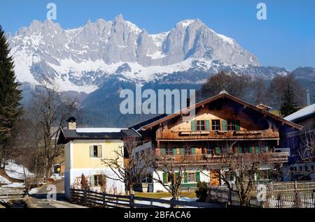 Austria, Tirolo, casa colonica tradizionale e montagna 'Wilder Kaiser' Foto Stock