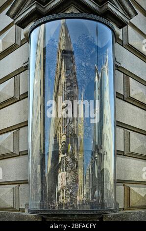 Austria, Vienna, stock in ferro con il riflesso della chiesa di stephansdom Foto Stock