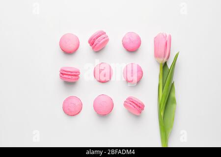 Gustosa macarons su sfondo bianco Foto Stock