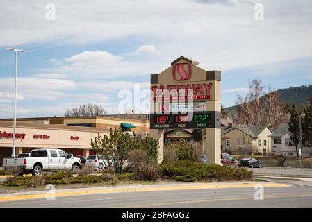 Helena, Montana - 10 aprile 2020: Safeway negozio di alimentari segno all'aperto con bassi prezzi del gas durante lo spegnimento Coronavirus Covid-19. Sotto due dollari un gal Foto Stock