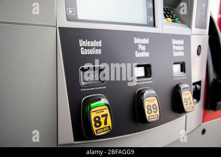 Helena, Montana - 10 aprile 2020: Pompa a gas con bassi prezzi del gas senza piombo durante la pandemia e lo spegnimento di Coronavirus Covid-19. Prezzi del petrolio ridotti a Safew Foto Stock