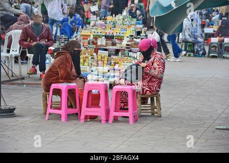 Marrakech, Marocco - 22 novembre 2014: Donna non identificata in abiti tradizionali con velo di nome niqab in Place Djemeaa el-Fna, un'herià mondiale UNESCO Foto Stock