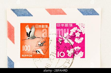 SEATTLE WASHINGTON - 16 aprile 2020: Primo piano di 1963 e 1961 francobolli giapponesi emessi, sulla busta della posta aerea con cancellazione datata 1971 . Foto Stock