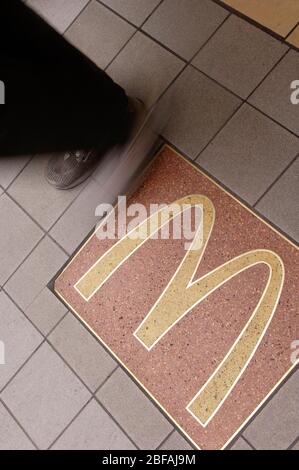 McDonald's piano logo segno fuori l'ingresso ad un McDonald's ristorante. Foto Stock