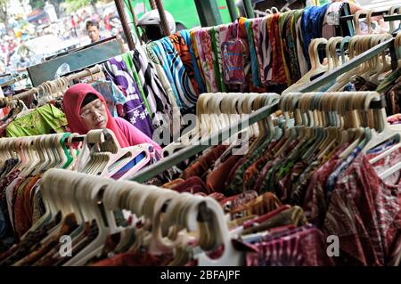 Venditore di vestiti nel suo negozio a Yogyakarta, Java, Indonesia Foto Stock