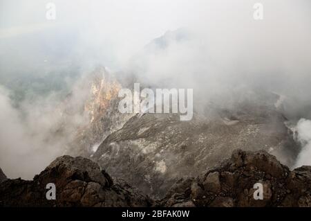 Fumo in cima al vulcano Merapi sull'isola di Giava, Indonesia Foto Stock