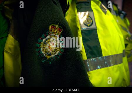 Primo piano di un emblema dell'ambulanza di Londra sulle maniche di un vello paramedico e di una giacca ad alta visibilità. Foto Stock