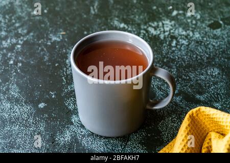 Acqua o tè Sumac e spezie Sumac rosso macinato essiccato con chiodi di garofano in vetro. Pronto a bere. Foto Stock